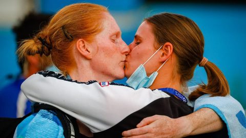 Лесбийские поцелуи девушек в латексе | Пикабу